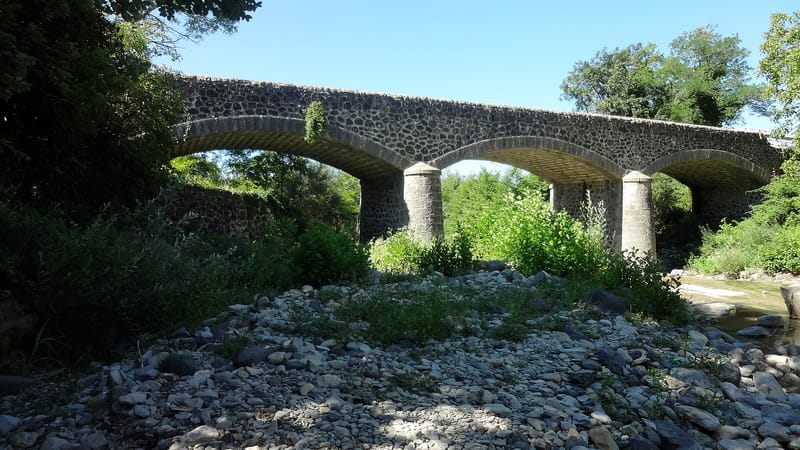 Mirabel — Saint-Jean-le-Centenier, vieux pont sur la Claduègne