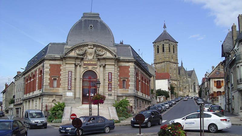 Rethel — Bibliothèque et église saint Nicolas Rethel