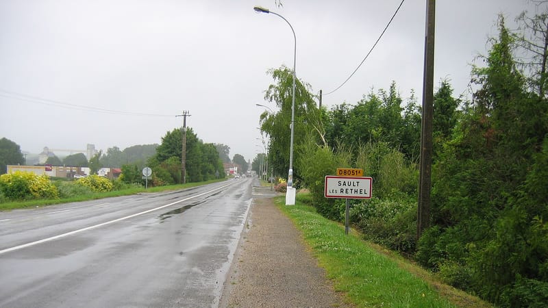 Rethel — Entree Sault les Rethel Ardennes F 01