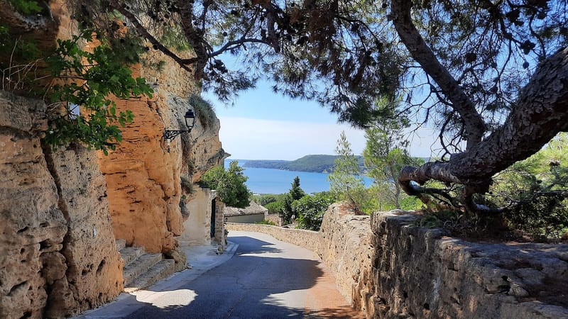 Miramas — Ruelle de Miramas-le-Vieux et vue sur l'étang de Berre