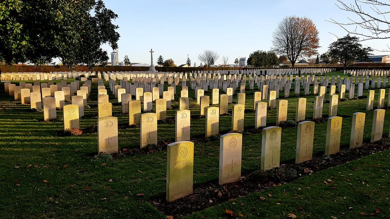 Douvres-la-Délivrande — Cimetière militaire britannique de Douvres la Délivrande - vue vers le sud-est