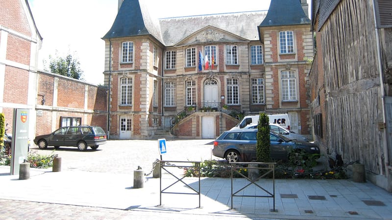 Pont-l'Évêque — Hotel-de-ville-pont-leveque-14