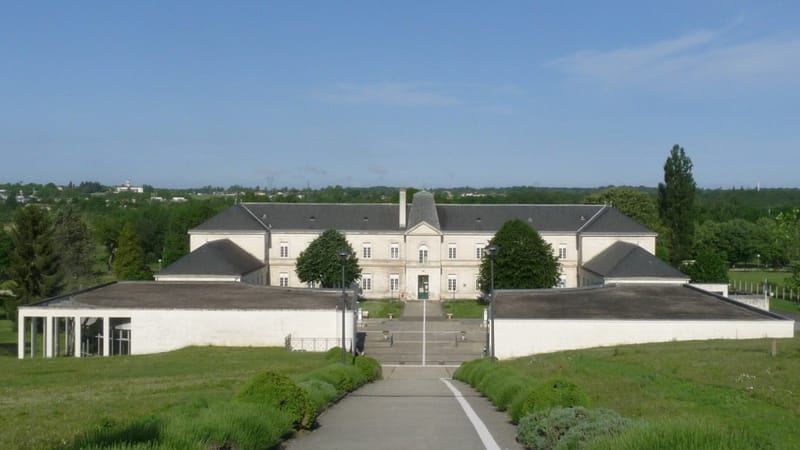 La Couronne — Ang univ1