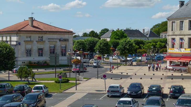 Surgères — Place centrale à Surgères vue depuis les remparts