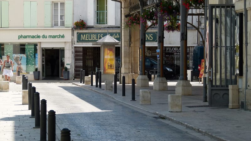 Surgères — Place des Halles à Surgères3