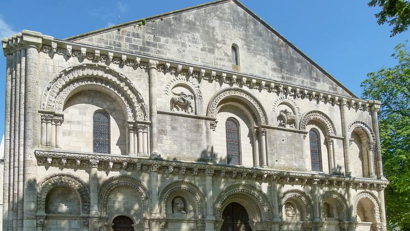 Surgères — Façade sud de l'église de Surgères
