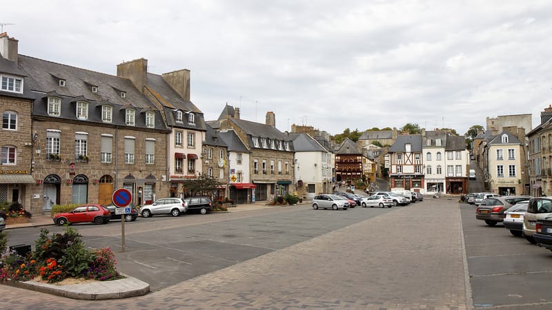 Lamballe-Armor — Lamballe - Place du marché - 001
