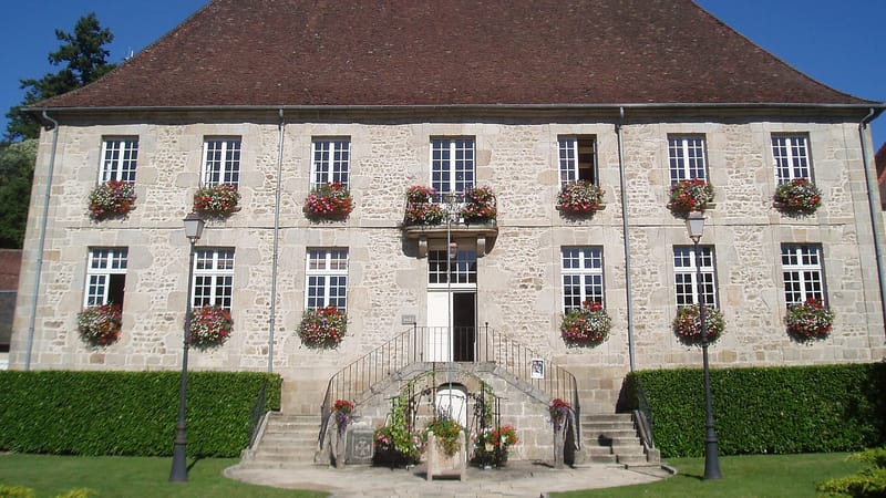 Felletin — Mairie de Felletin sous le soleil