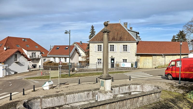 Mamirolle — Mamirolle, la fontaine-abreuvoir