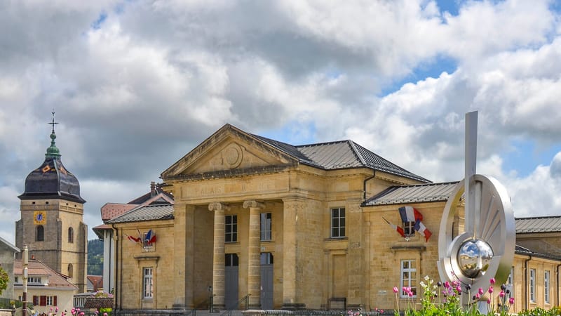 Pontarlier — Pontarlier, l'église Saint-Bénigne et le Palais de Justice