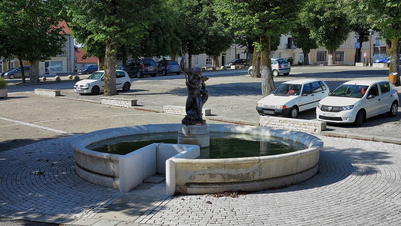 Vercel-Villedieu-le-Camp — Vercel, fontaine Neptune