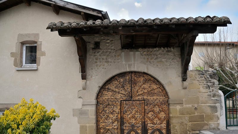 Châteauneuf-sur-Isère — Portail d'une ancienne maison forte,fin du XVIIe siècle