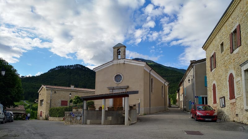 Die — Marignac-en-Diois - Place centrale, fontaine et temple (juin 2021)