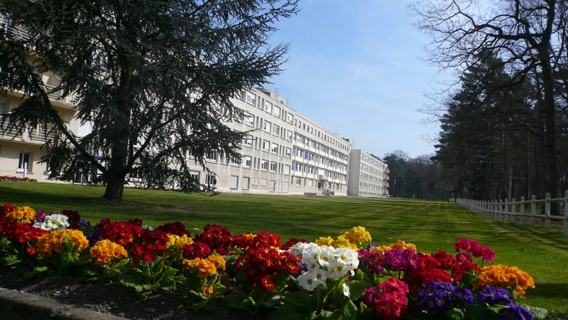 Évreux — Vue exterieure fleurie hopital La Musse