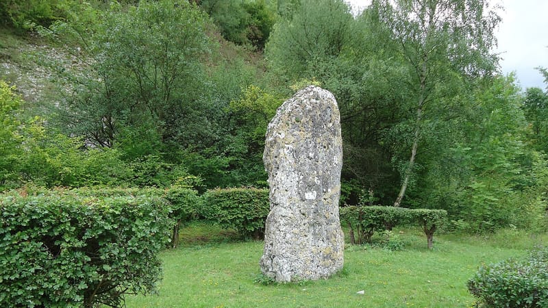 Val-de-Reuil — Val de Reuil - Menhir de la Basse Crémonville
