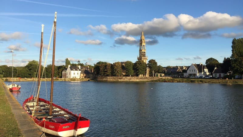 Le Faou — Le Faou - Bateau d'intérêt patrimonial "L'aven" face à l'église Saint Sauveur