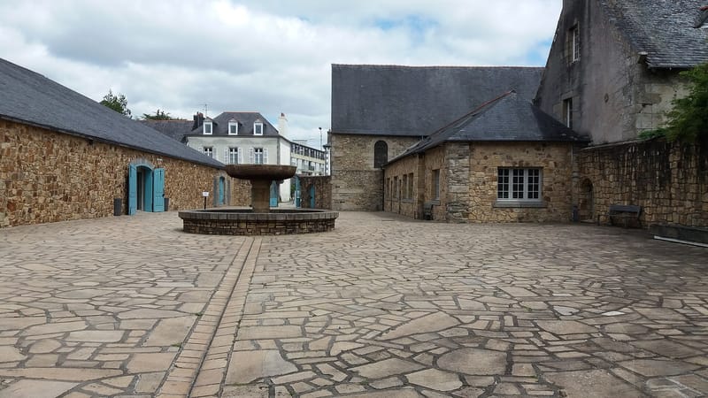 Landerneau — Landerneau - Rue des Capucins - Couvent des Capucins - Cour