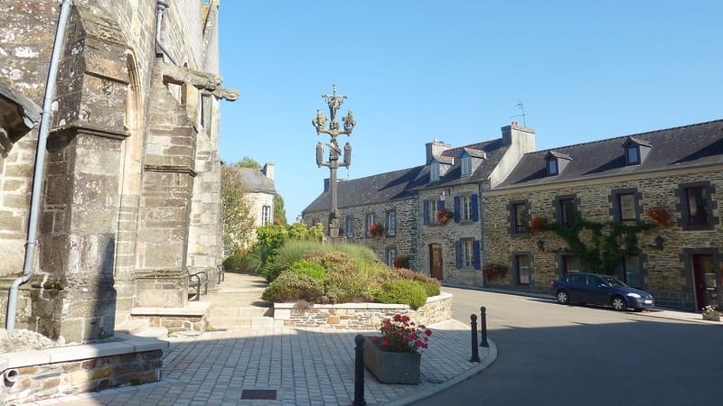 Pleyben — Lopérec 11 Façade sud de l'église, calvaire et partie sud du bourg