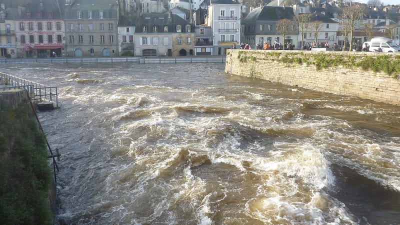 Quimperlé — Quimperlé L'Ellé en crue à sa confluence avec l'Isole (3 janvier 2014)