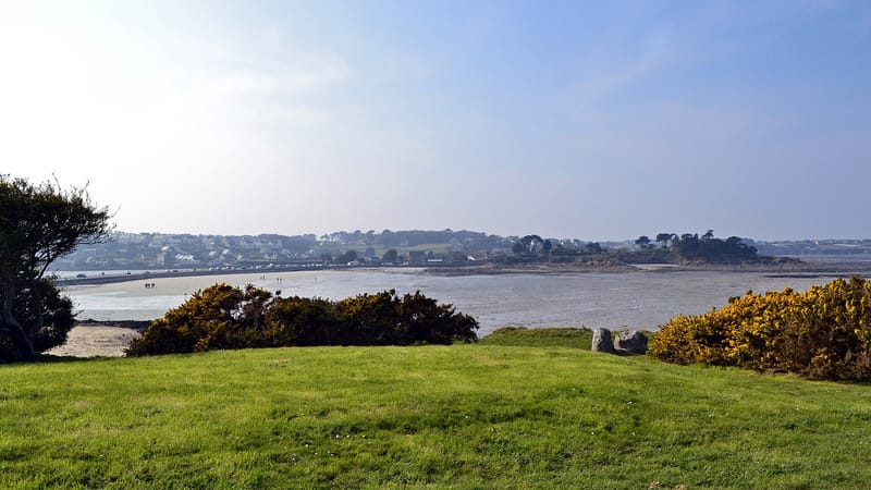 Saint-Pol-de-Léon — Vue vers Roscoff sur l'îlot Sainte-Anne à Saint-Pol-de-Léon