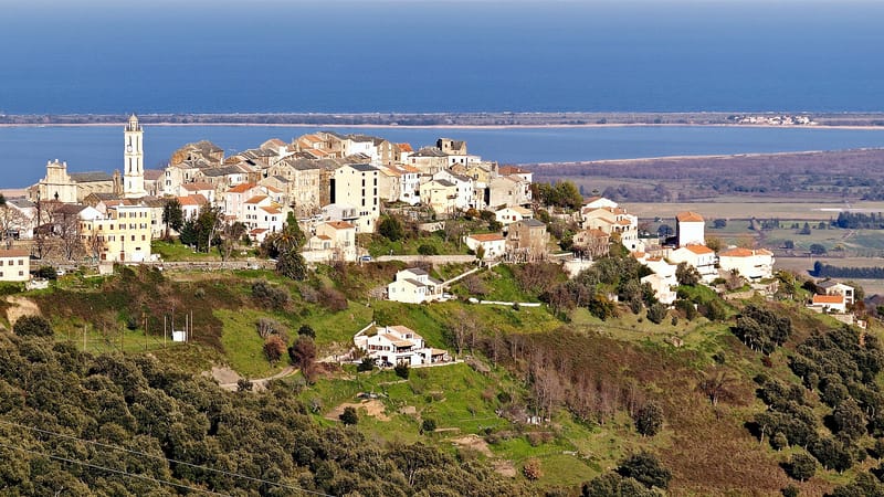 Borgo — Borgo-village-etang