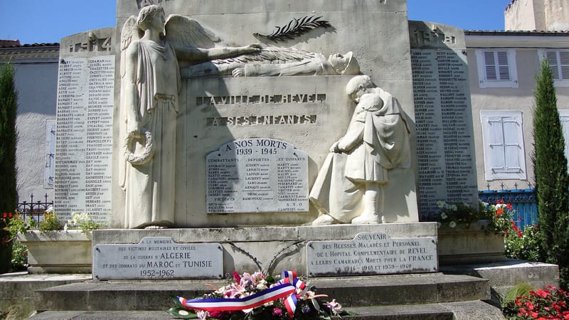 Revel — Revel (Haute-Garonne, Fr) monument aux morts