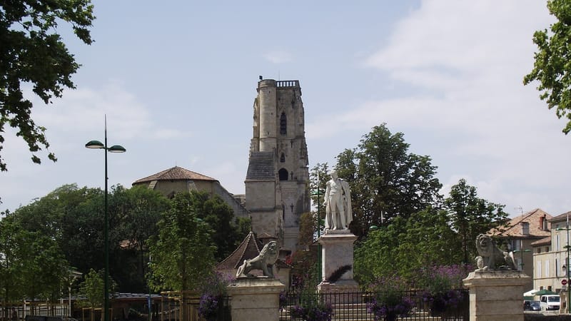Lectoure — Statue du Maréchal Lannes et cathédrale Saint-Gervais-Saint-Protais5 (Lectoure, Gers, France)
