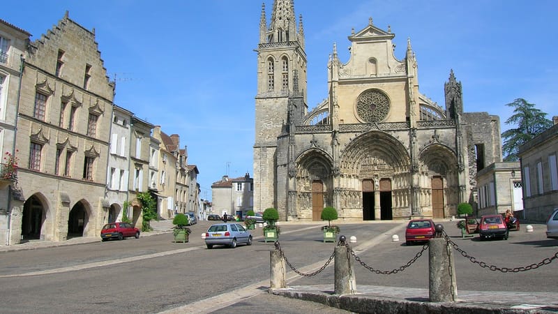 Bazas — Place de la cathédrale