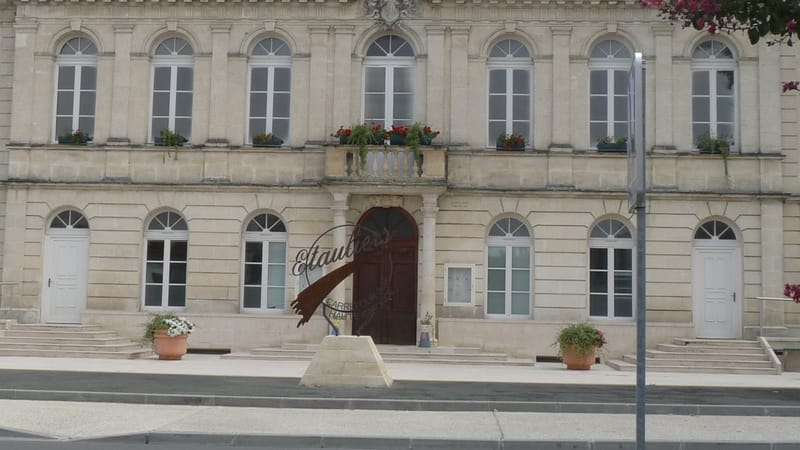 Reignac — Etauliers mairie