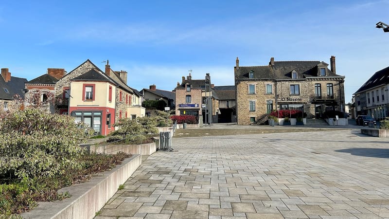 Montauban-de-Bretagne — Montauban-de-Bretagne - Place Fénelon Pinson
