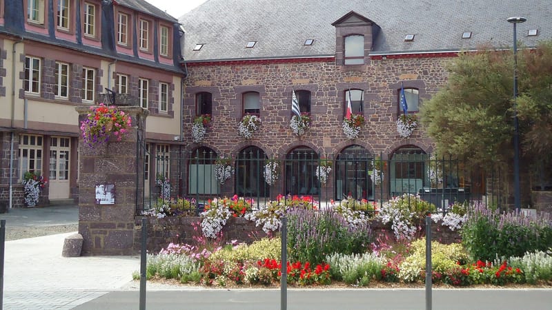 Montfort-sur-Meu — Mairie de Montfort