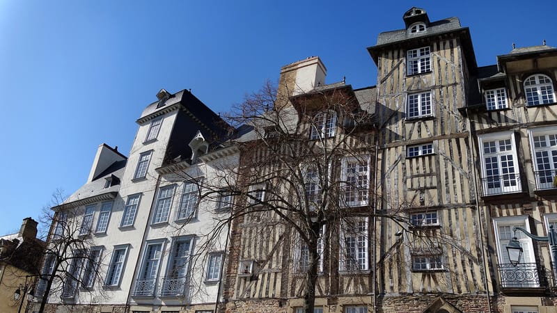 Rennes — Les-Hotels-Particuliers-de-la-Place-des-Lices-Rennes-Mars-2022