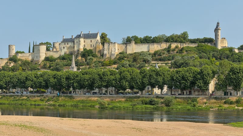 Chinon — Chinon - Château vu depuis la plage