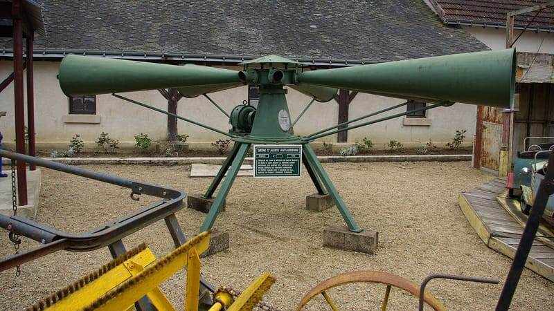 Parçay-Meslay — Antiaircraft warning siren