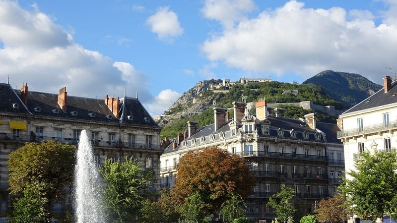 Grenoble — Place Victor Hugo dans l'hyper-centre de Grenoble