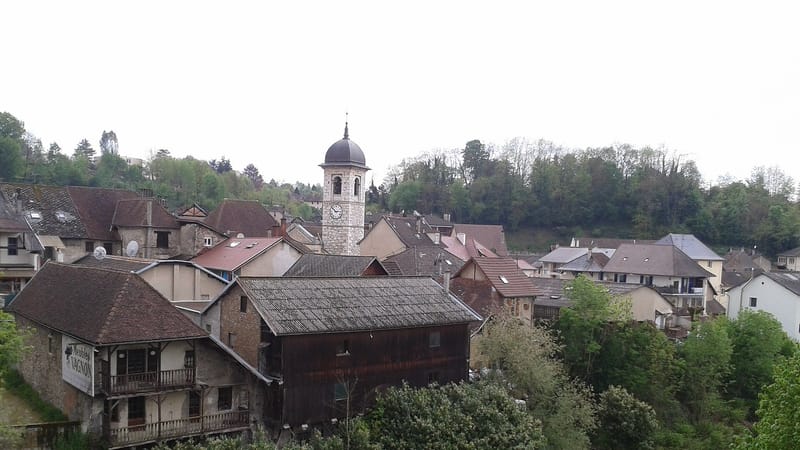 Le Pont-de-Beauvoisin — Le Pont-de-Beauvoisin - le Guiers et l'église Saint-Clément