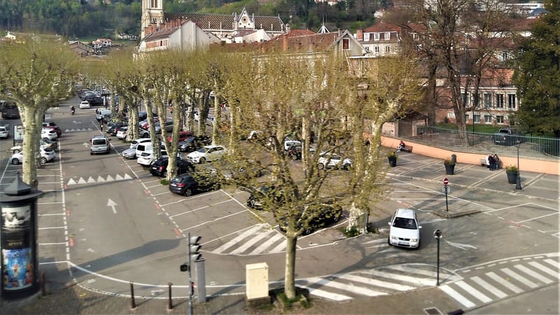 Voiron — Le centre de Voiron depuis le pont du chemin de fer