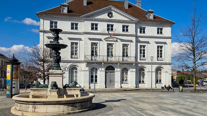 Champagnole — Champagnole, l'Hôtel de ville et la fontaine aux Lions