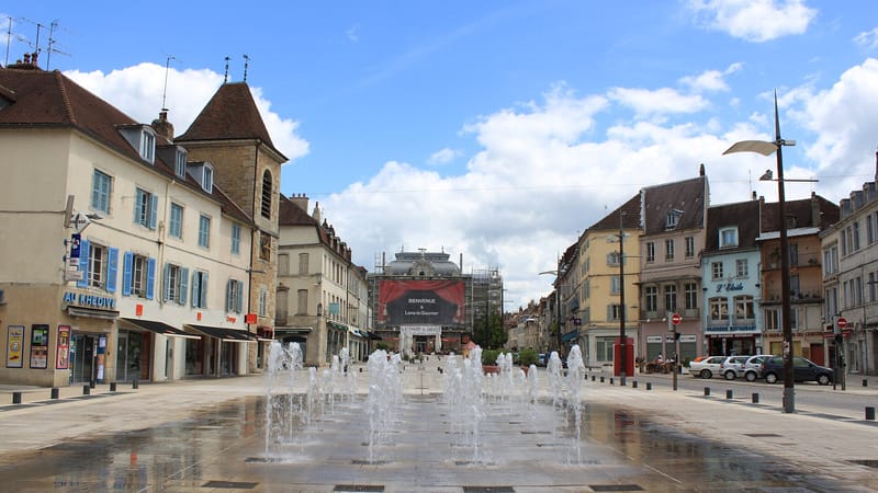 Lons-le-Saunier — Lons-le-Saunier - Place de la liberté 5