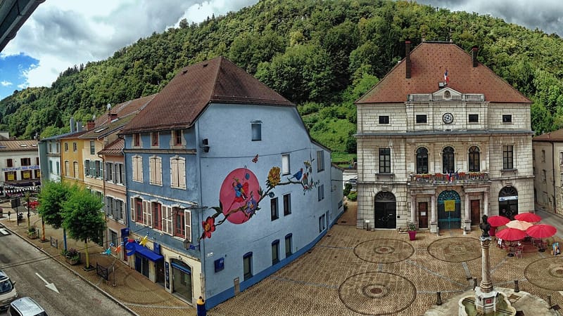 Moirans-en-Montagne — Place principale de Moirans en montagne, à 2 pas du cinéma et du musée du jouet