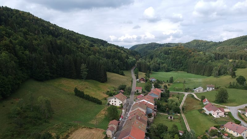 Saint-Claude — Vue aérienne du village de Leschères et de la nature environnante