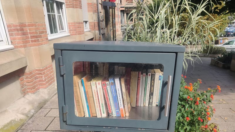 Firminy — Firminy - Place du Breuil - boîte à livres