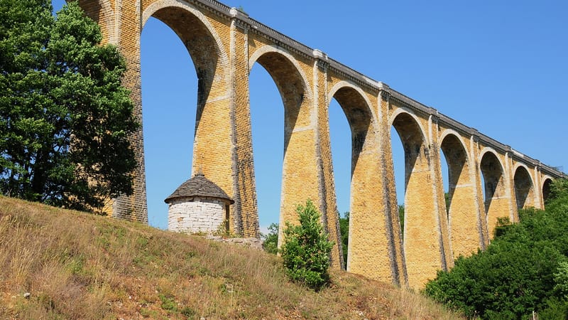 Souillac — 2 typical stone architecture relicts in the Dordogne, stone bridges and so called bouriane (the small storage house at the foot of the bridge) - panoramio
