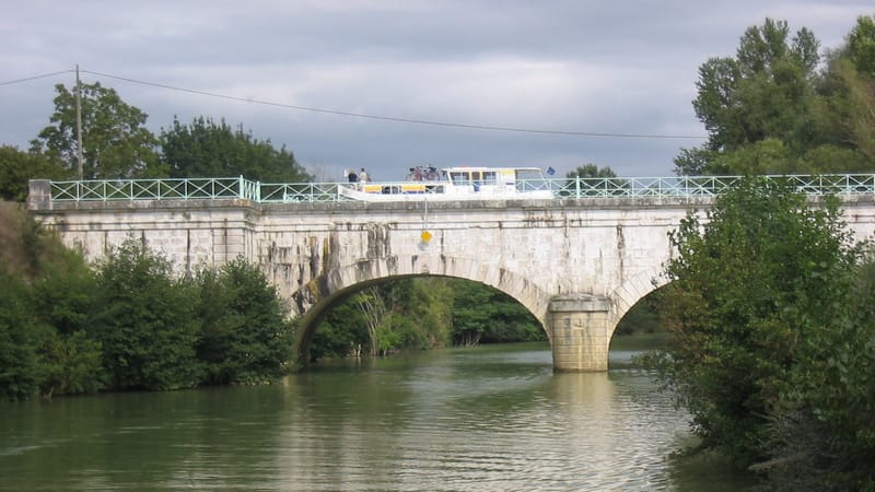 Nérac — Baise kanalbruecke