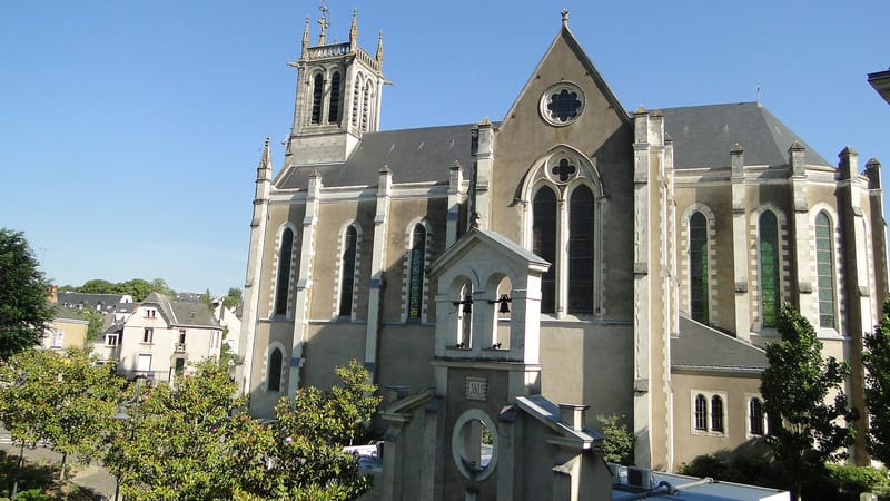 Changé — L'église Saint Pierre à Changé (53)
