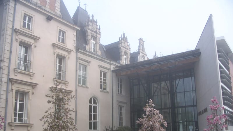 Changé — Changé (Mayenne) - Town hall - 4