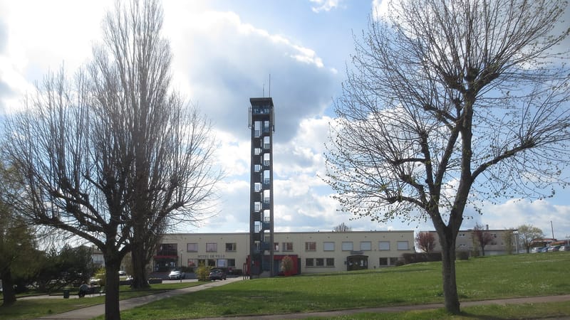 Faulquemont — 2021-04-12 - Mairie de Faulquemont vue depuis l'avenue André Viaud