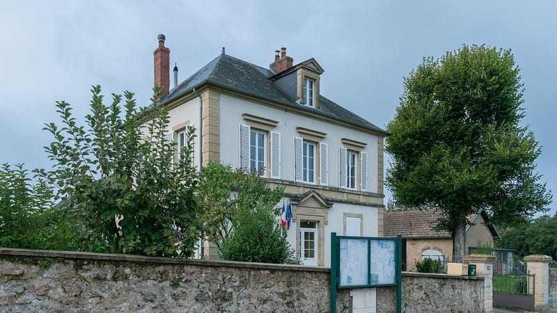 Château-Chinon (Ville) — Town hall of St-Hilaire-en-Morvan (1)