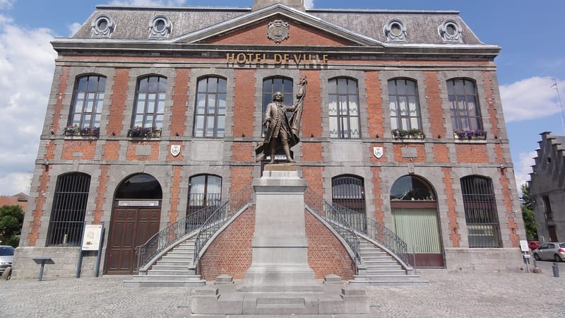 Landrecies — Landrecies (Nord, Fr) Hotel de ville et statue Dupleix