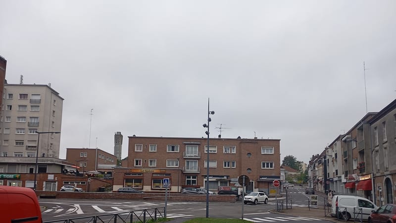Maubeuge — Commerces et logements dessinés par Lurçat, rue du 145e Maubeuge